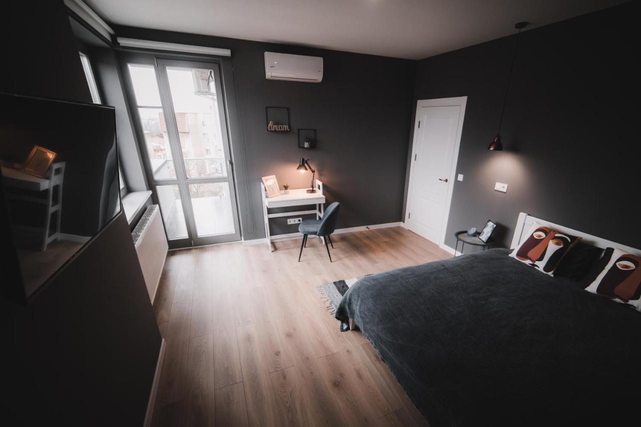 Apart-Hotel Kostjukowski Apartments Nizhynska 17 Lviv Buitenkant foto