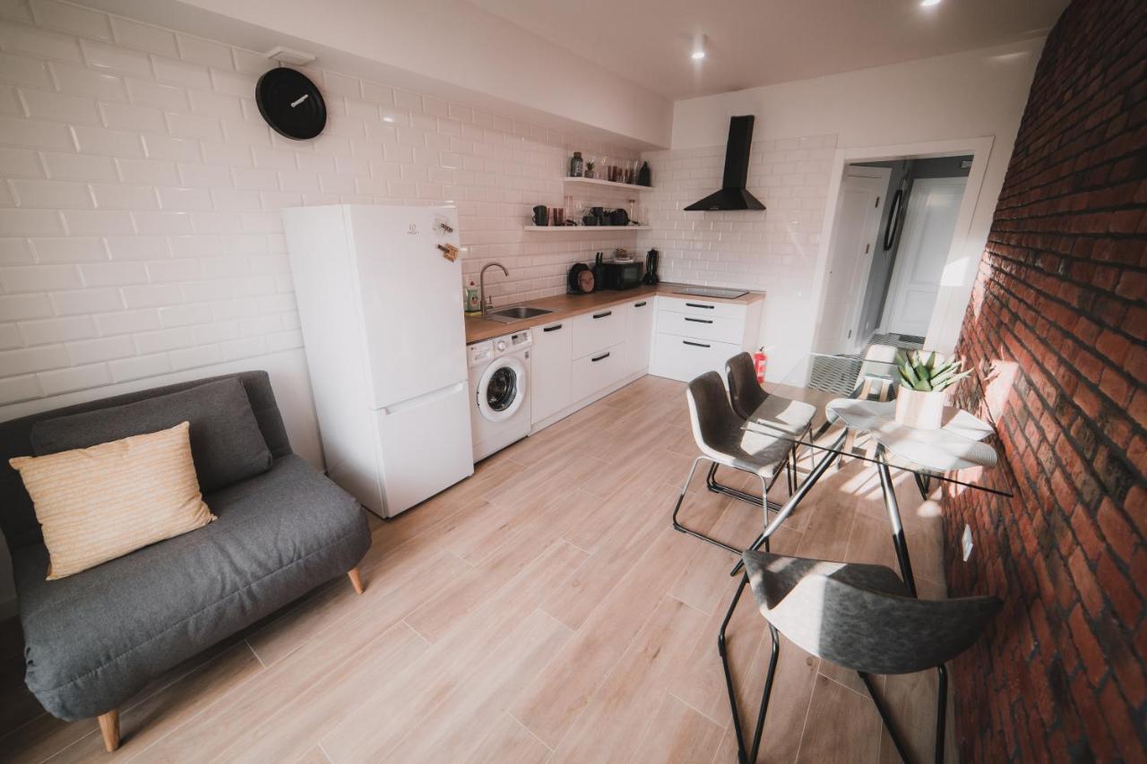 Apart-Hotel Kostjukowski Apartments Nizhynska 17 Lviv Buitenkant foto