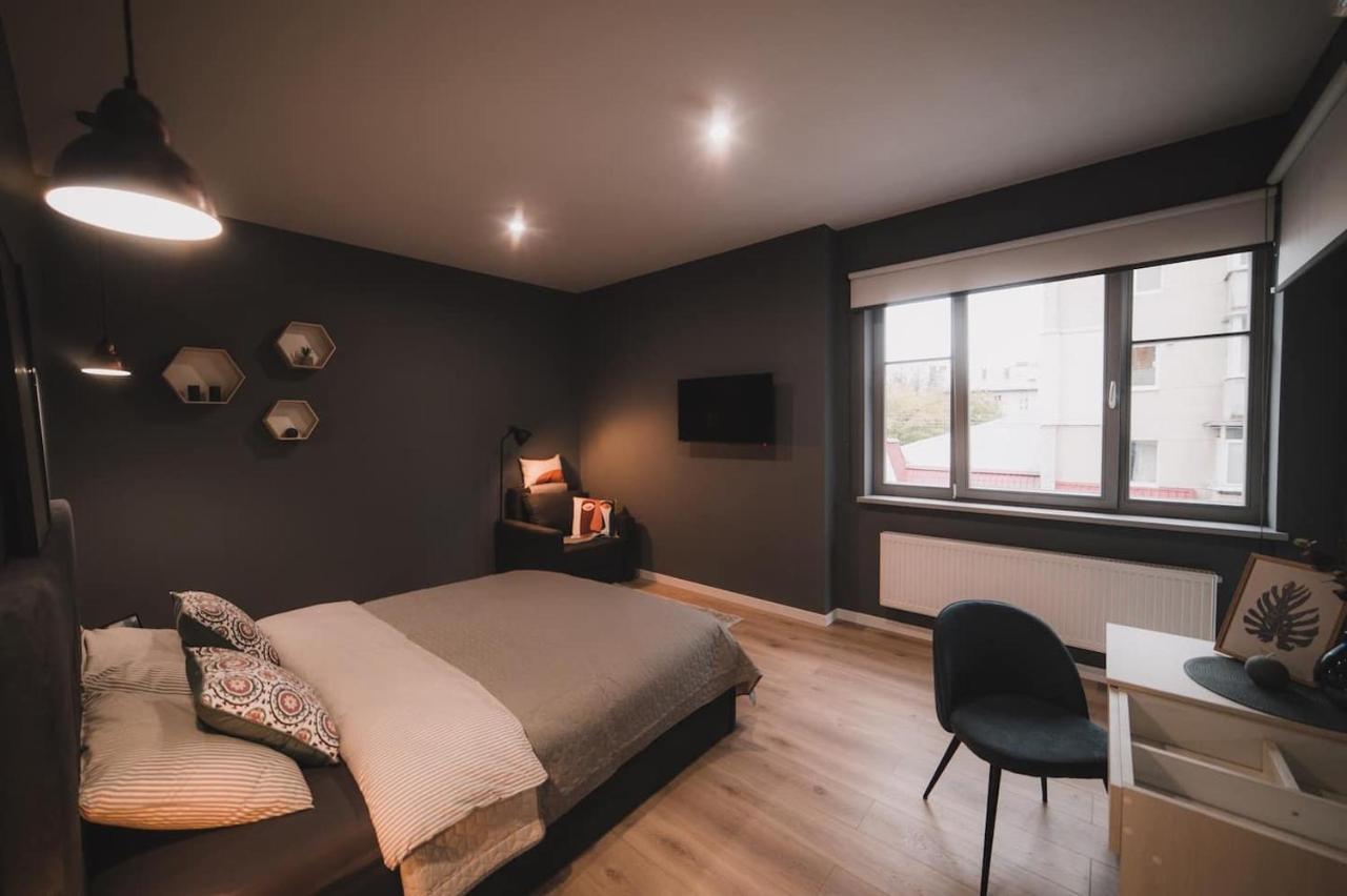 Apart-Hotel Kostjukowski Apartments Nizhynska 17 Lviv Buitenkant foto