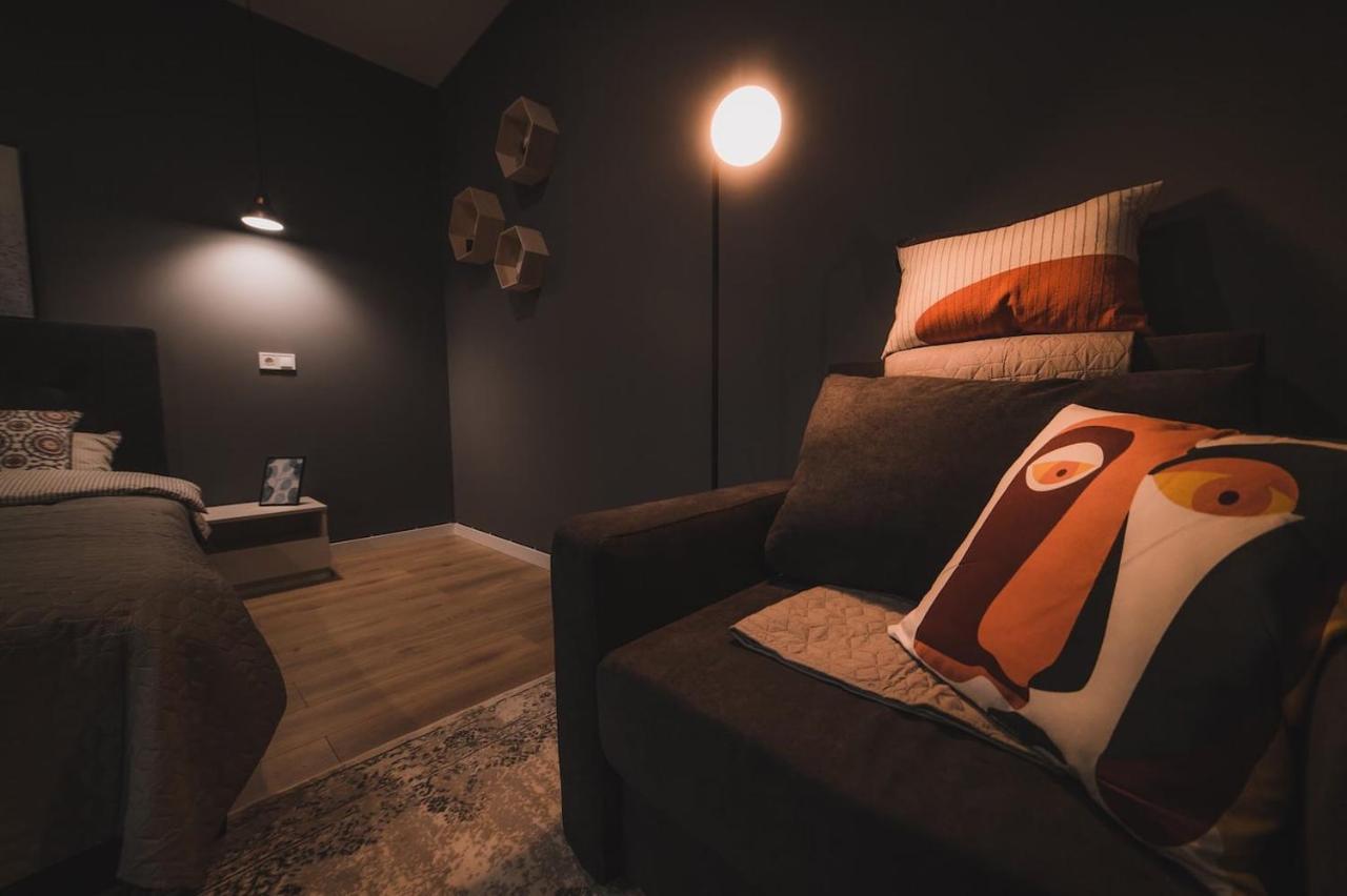 Apart-Hotel Kostjukowski Apartments Nizhynska 17 Lviv Buitenkant foto