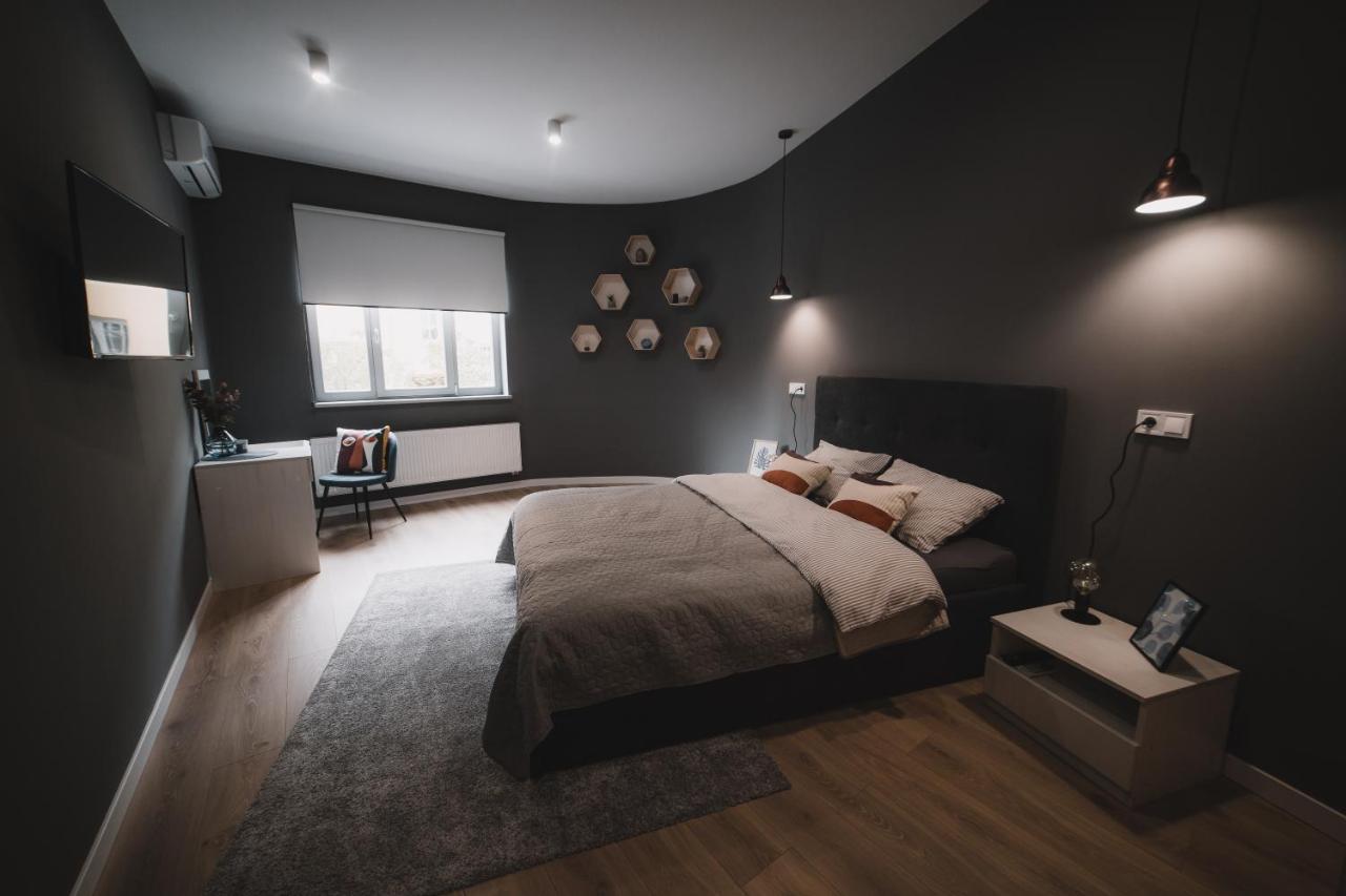 Apart-Hotel Kostjukowski Apartments Nizhynska 17 Lviv Buitenkant foto