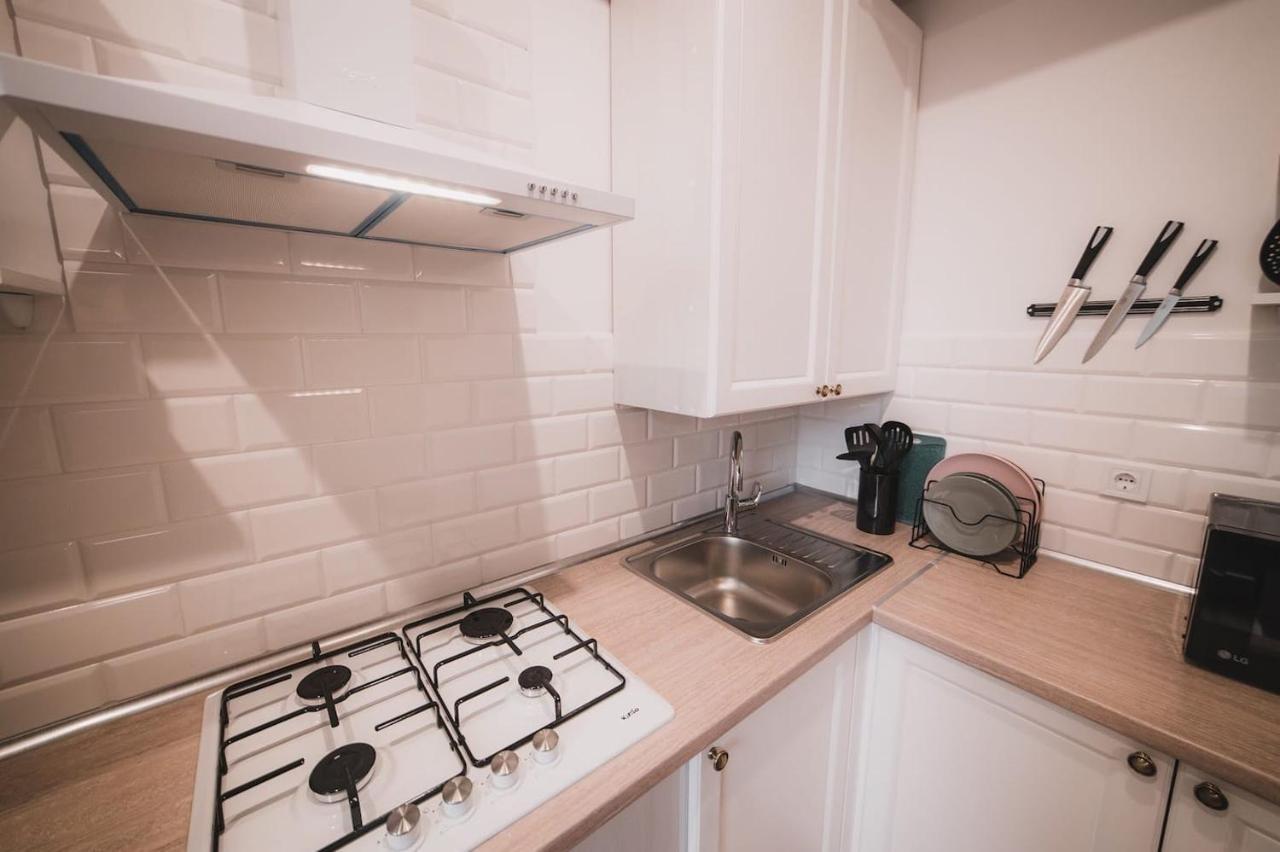 Apart-Hotel Kostjukowski Apartments Nizhynska 17 Lviv Buitenkant foto
