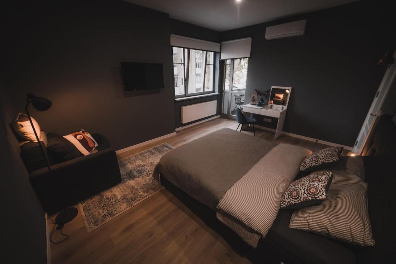Apart-Hotel Kostjukowski Apartments Nizhynska 17 Lviv Buitenkant foto
