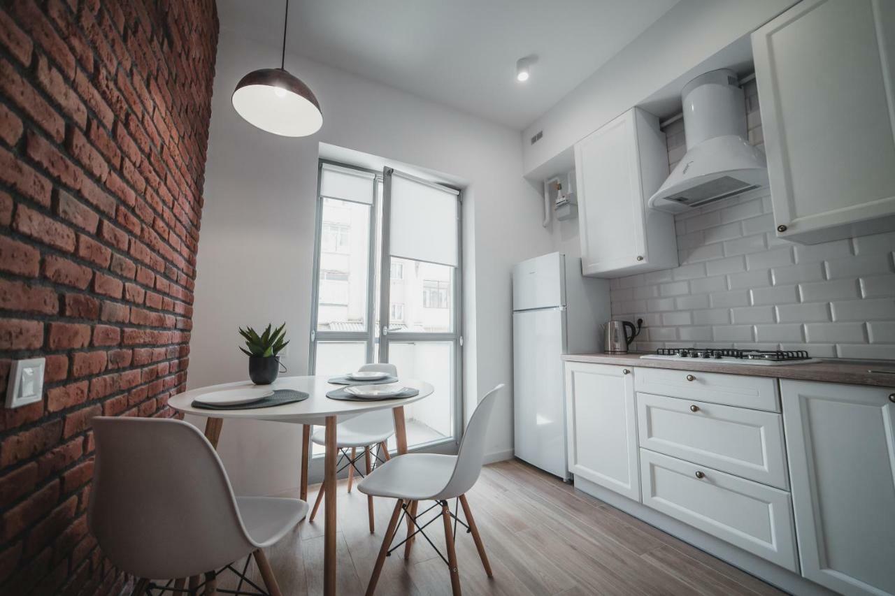 Apart-Hotel Kostjukowski Apartments Nizhynska 17 Lviv Buitenkant foto